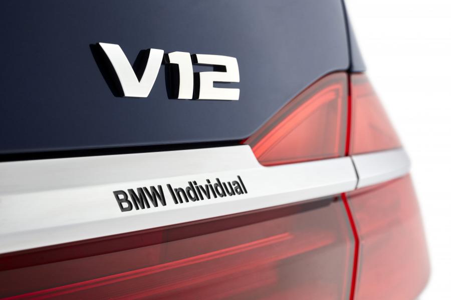 Логотип BMW 760Li xDrive V12 THE NEXT 100 YEARS (G12) 2016 года  (фото 13 из 16)